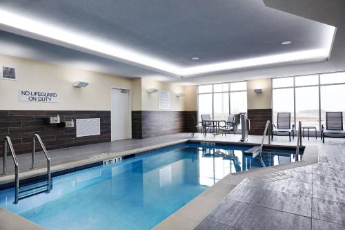 希博伊根Fairfield Inn & Suites Sheboygan的酒店大堂的游泳池