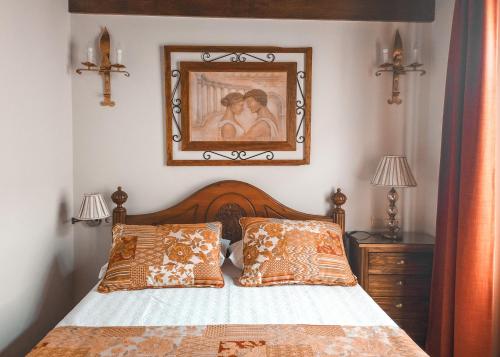 格拉纳达Apartamentos en pleno centro, Aljibe Rodrigo del Campo 2C的一间卧室配有一张壁画床