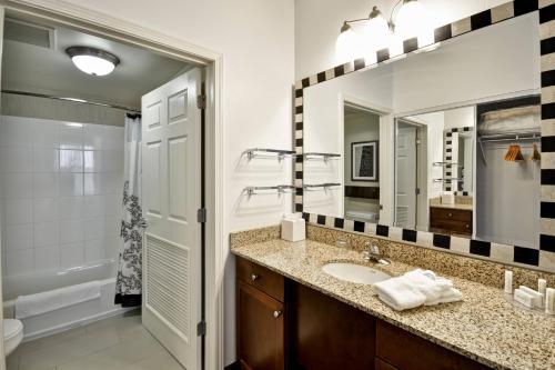 奥法隆圣路易斯奥法隆原住客栈的一间带水槽和镜子的浴室