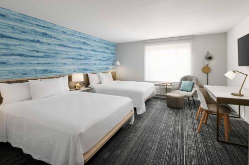 坦帕TownePlace Suites by Marriott Tampa Casino Area的酒店客房配有两张床和一张书桌