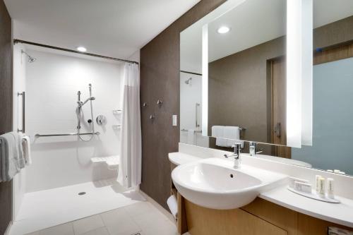 西瓦利城SpringHill Suites By Marriott Salt Lake City West Valley的一间带水槽和淋浴的浴室