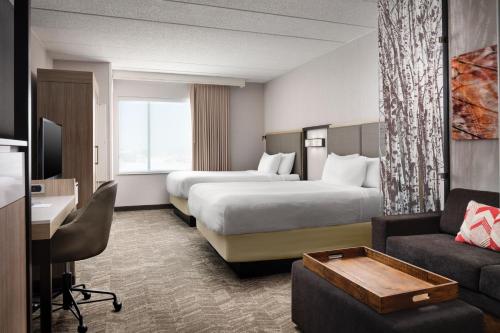 布卢明顿Spring Hill Suites Minneapolis-St. Paul Airport/Mall Of America的酒店客房,设有两张床和一张沙发