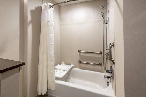 凤凰城Fairfield Inn & Suites by Marriott Phoenix West/Tolleson的一间带卫生间和浴缸的浴室