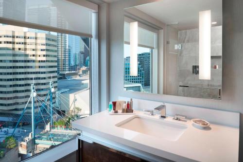 多伦多多伦多市中心万豪酒店 的一间带水槽和大窗户的浴室