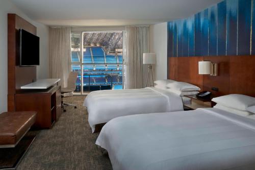 多伦多多伦多市中心万豪酒店 的酒店客房设有两张床和电视。