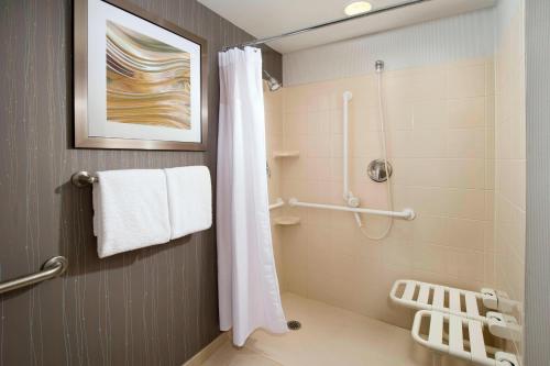 圣安东尼奥圣安东尼奥海洋世界/拉克兰万怡酒店的带淋浴和白色淋浴帘的浴室