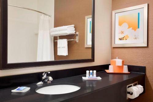 泰勒泰勒费尔菲尔德酒店及套房的一间带水槽和镜子的浴室