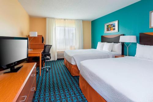 泰勒泰勒费尔菲尔德酒店及套房的酒店客房设有两张床和一台平面电视。