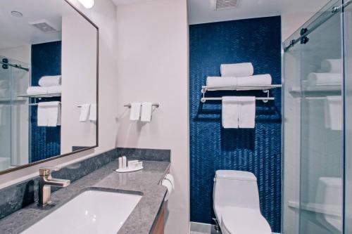 皇后区纽约拉瓜迪亚机场/费尔菲尔德万豪酒店的一间带水槽、卫生间和镜子的浴室