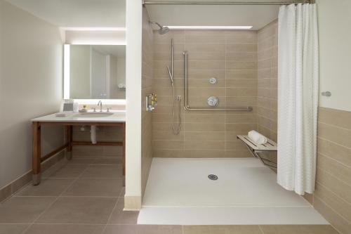 米西索加Element Toronto Airport的带淋浴和盥洗盆的浴室