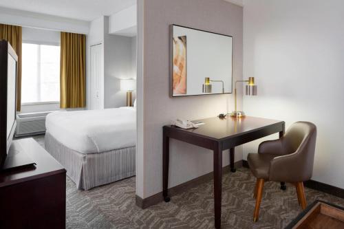 纳帕纳帕谷春季山丘套房酒店的酒店客房配有书桌和床。