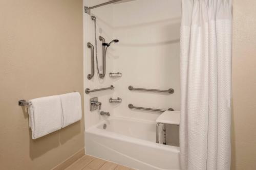 圣安东尼奥圣安东尼奥机场/北极星购物中心万怡酒店的浴室配有浴缸和淋浴及浴帘