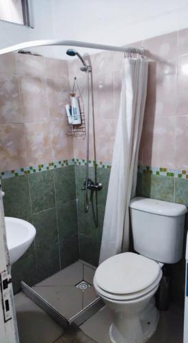 海岸城Sombra的浴室配有卫生间、淋浴和盥洗盆。