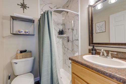 比洛克西Charming Biloxi Vacation Rental Near Beach!的带淋浴、卫生间和盥洗盆的浴室