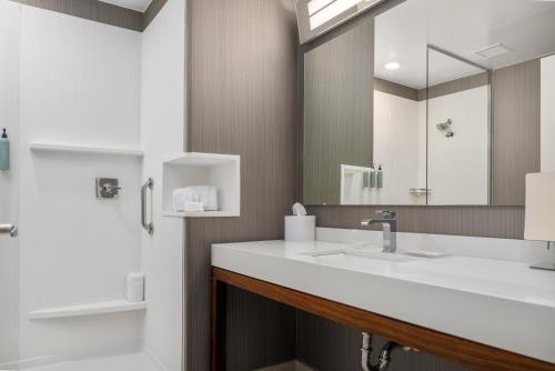 休斯顿Courtyard by Marriott Houston Northeast的浴室设有白色水槽和镜子