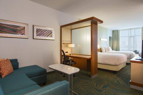 纳什维尔纳什维尔范德比尔特/西区万豪斯普林希尔套房酒店的配有一张床和一张书桌的酒店客房