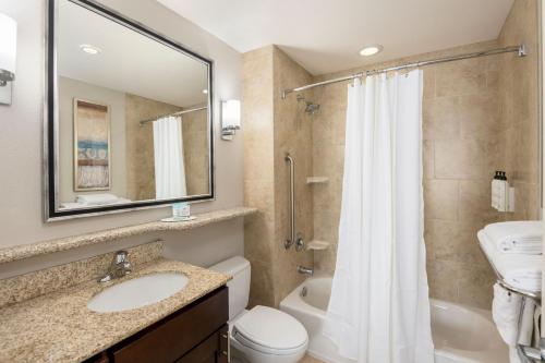 阿比林东北阿比林万豪广场套房酒店的一间带水槽、卫生间和淋浴的浴室