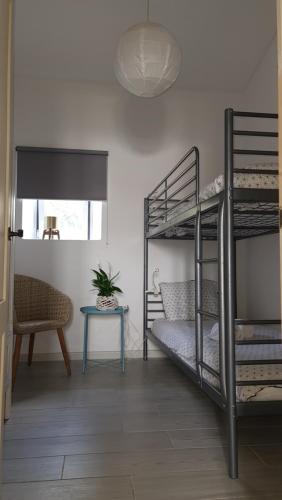 法鲁Monte da ti Luzia的客房设有两张双层床和一张桌子。