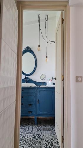 法鲁Monte da ti Luzia的浴室设有蓝色梳妆台和镜子