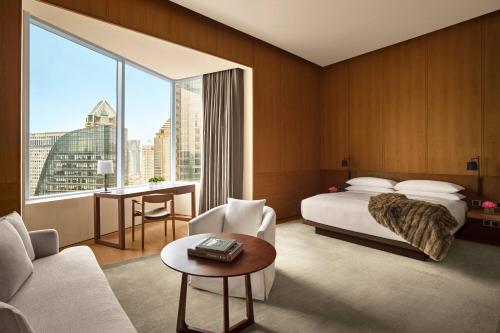 上海上海艾迪逊酒店的酒店客房设有一张床和一个大窗户