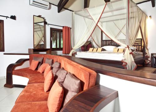 Ambaro拉文萨拉疗养酒店的酒店客房,设有两张床和一张沙发