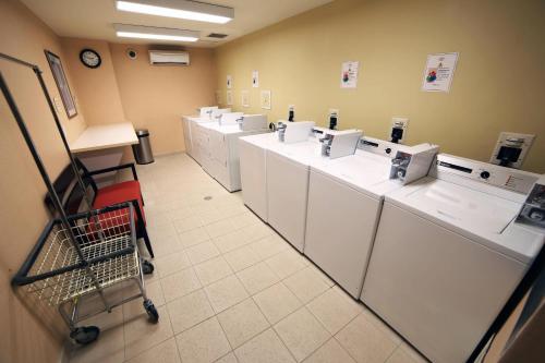 沃恩Residence Inn by Marriott Toronto Vaughan的洗衣房配有一排洗衣机和烘干机