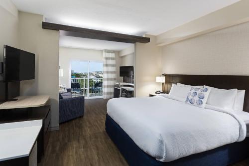大洋城大洋城费尔菲尔德客栈的酒店客房设有一张大床和一台电视。