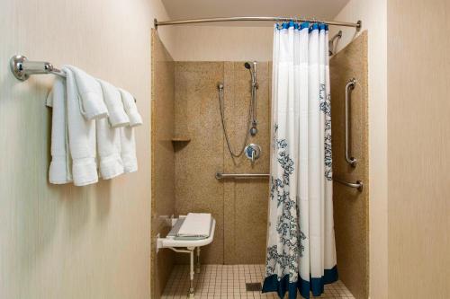 贝德福德公园芝加哥中途机场原住客栈的带淋浴、卫生间和毛巾的浴室