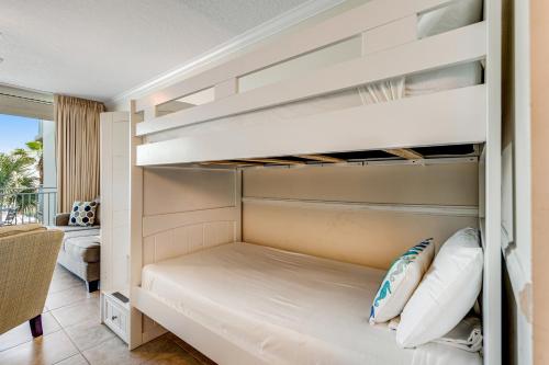 沃尔顿堡滩Waterscape B424的一间卧室配有双层床