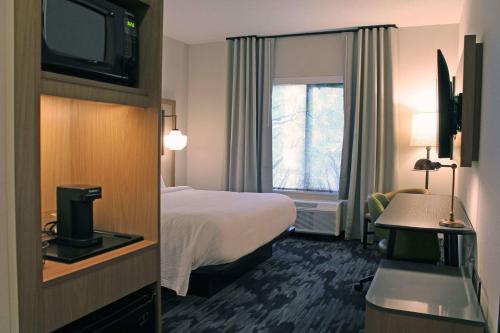 圣路易斯Fairfield by Marriott Inn & Suites St Louis South的酒店客房设有床和窗户。