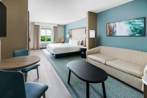 马拉松Fairfield by Marriott Inn & Suites Marathon Florida Keys的酒店客房,配有床和沙发