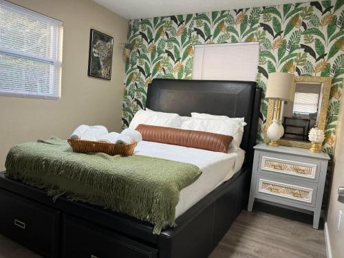 坦帕Tropical Casita in Tampa near airport and Raymond James stadium的一间卧室,配有一张带篮子的床