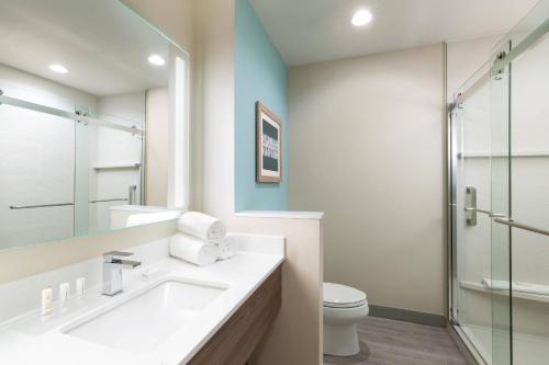 马拉松Fairfield by Marriott Inn & Suites Marathon Florida Keys的一间带水槽和玻璃淋浴的浴室