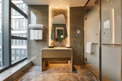 黄岛青岛西海岸威斯汀酒店的一间带水槽和镜子的浴室