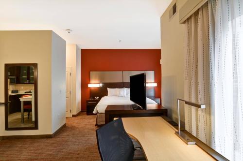 GlendaleResidence Inn by Marriott Milwaukee North/Glendale的配有一张床和一张书桌的酒店客房