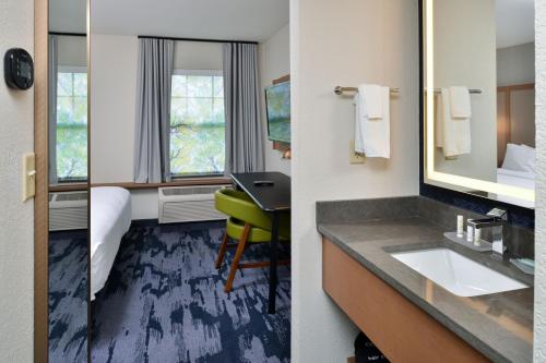 歌珊Fairfield Inn & Suites Goshen Middletown的酒店客房设有水槽和镜子