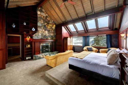 TwispCasia Lodge and Ranch的一间卧室设有一张大床和一个石头壁炉