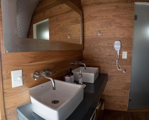 Salinas Grandes Jujuy - Pristine Luxury Camp的一间带水槽和镜子的浴室