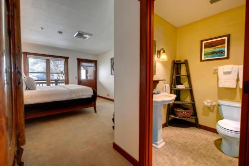 TwispCasia Lodge and Ranch的浴室设有床、卫生间和水槽。