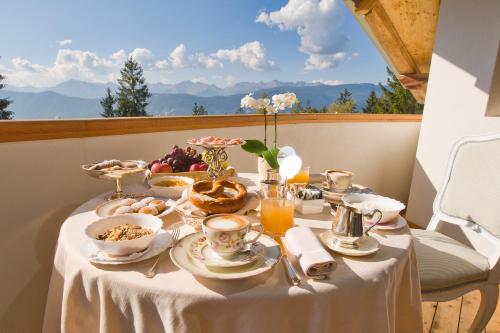 罗恩佐欧索格里吉欧别墅酒店的一张餐桌,上面有食物,享有山景