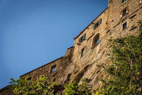 皮蒂利亚诺Le Antiche Viste的前方有树木的高高的砖砌建筑
