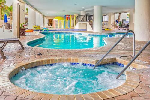 默特尔比奇Ocean Reef- Unique Oceanfront Condo-Free parking - Amazing pools的一座带热水浴池的酒店游泳池