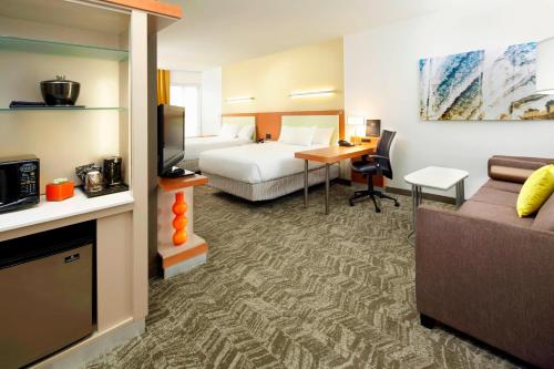 沃基根沃基根/古尼芝加哥万豪春季山丘套房的酒店客房设有床和客厅。