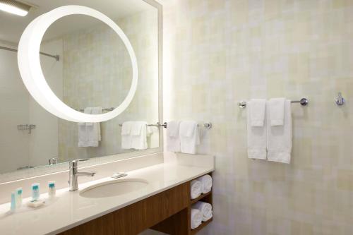 沃基根沃基根/古尼芝加哥万豪春季山丘套房的浴室配有盥洗盆、镜子和毛巾