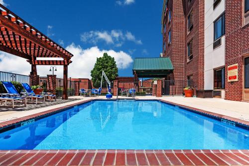 布罗肯阿罗万豪塔尔萨断箭广场套房酒店的一座建筑庭院里的一个大型游泳池