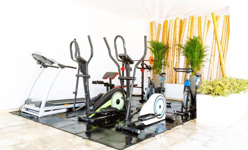 巴兰卡韦梅哈比斯开广场酒店的健身房内的健身自行车