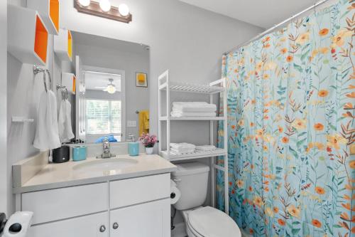 塔拉哈西Beautiful 3-suite home w/ patio dining, big yard的一间带卫生间和淋浴帘的浴室