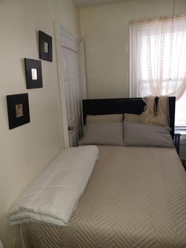 布鲁克林The Heiress Hubb的卧室内的一张大床,设有窗户