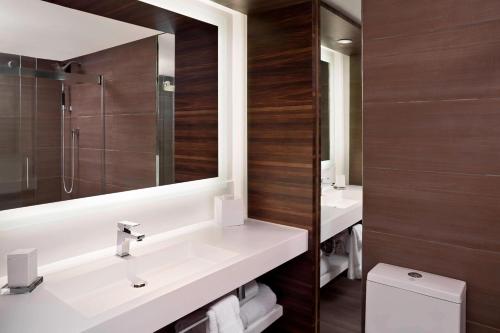 查尔斯顿北查尔斯顿万豪酒店的浴室设有2个水槽、镜子和卫生间。