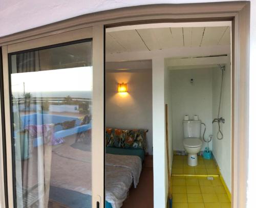 索维拉Surf HouseMaroc的客房设有卫生间和滑动玻璃门。